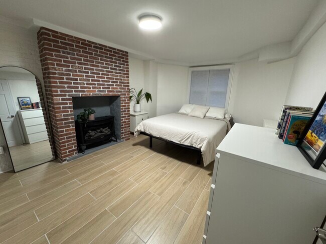 Building Photo - 302 4th St