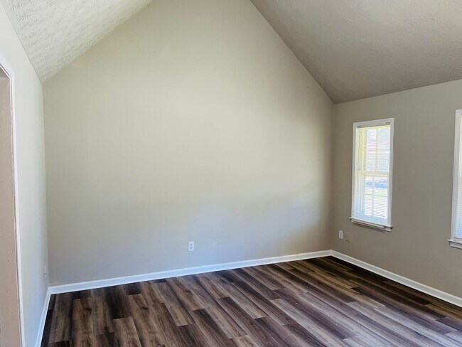 Building Photo - 10 Fredda Ln