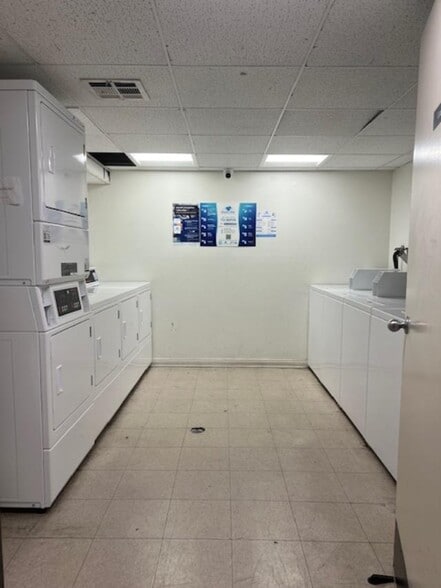 Building Photo - 7211 Cozycroft Ave