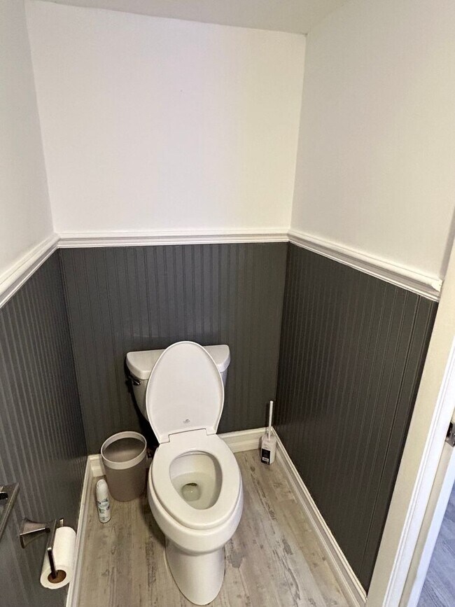 Building Photo - Updated 1 Bed/1.5 Bath Near the Beach! Gre...