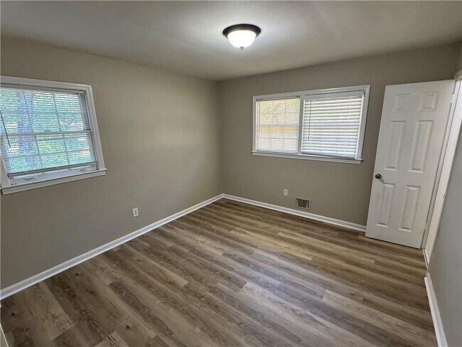 Building Photo - 5594 Laurel Ln NW