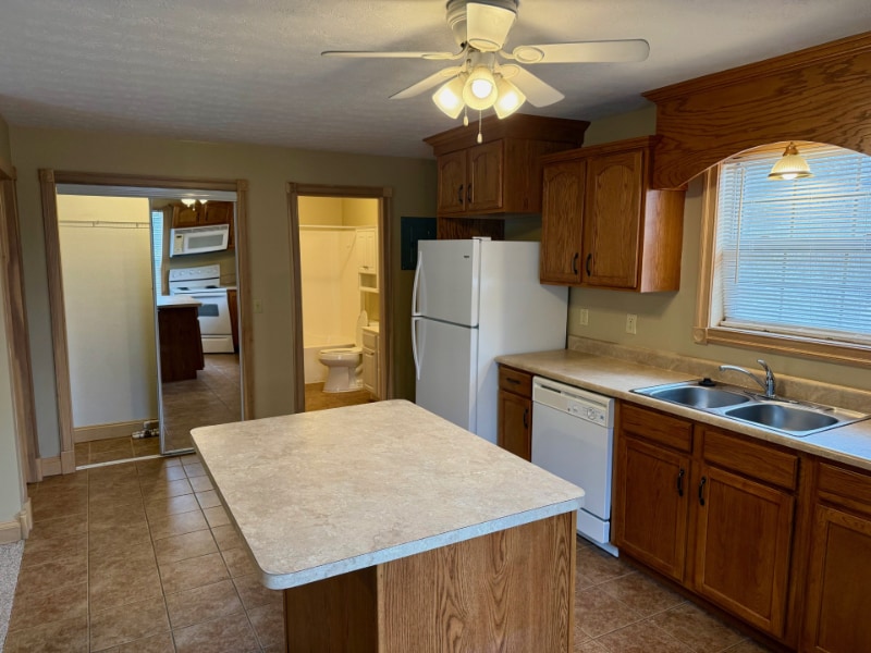 Building Photo - 1616 Spring Valley Dr