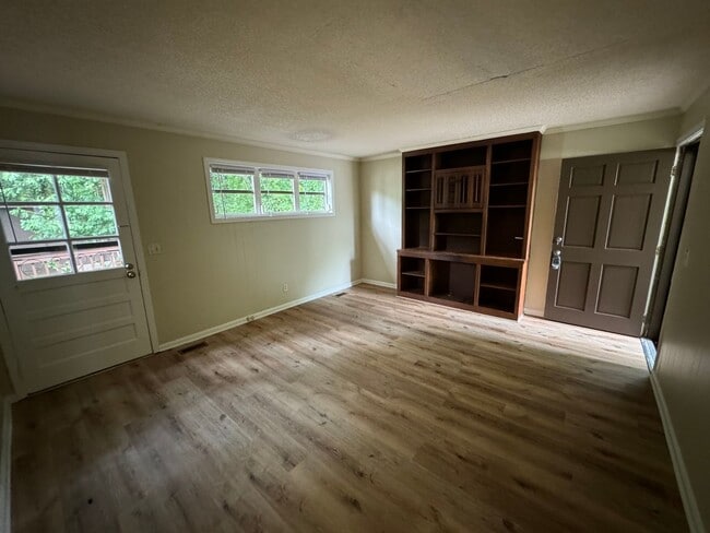 Building Photo - Nice 3/1 House in East Rome- $1,195