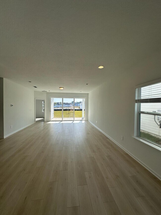 Building Photo - 572 Silver Landing Dr