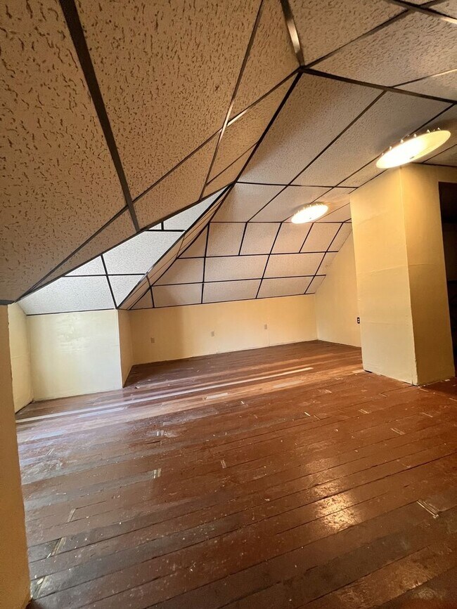 Building Photo - 3 Bedrooms, 1 Bathroom & w/upper loft Single Family with Garage - Staples