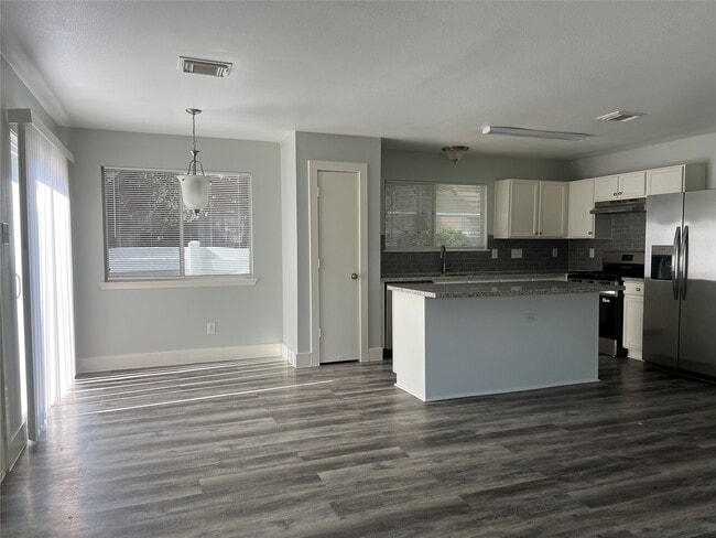 Building Photo - 11956 Chanteloup Dr