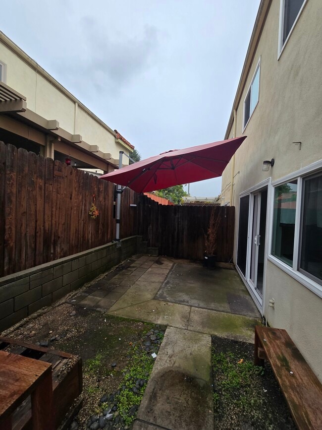 Building Photo - 1025 Junipero Dr