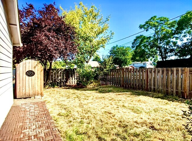 Building Photo - 8010 SE Henry St