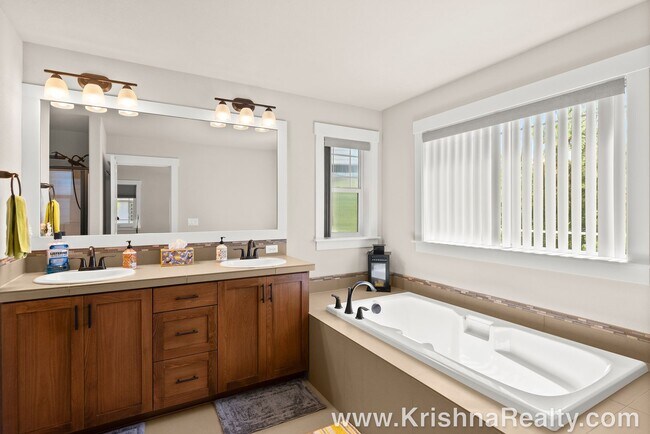 Building Photo - Gorgeous *Corner Lot* 4 BD* 2.5 BA* Single...