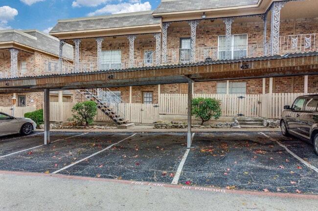 Building Photo - Royal Orleans 1-Bed Condo Retreat in Tanglewood