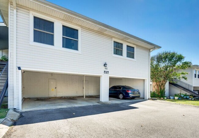 Building Photo - 810 Bellevue Rd