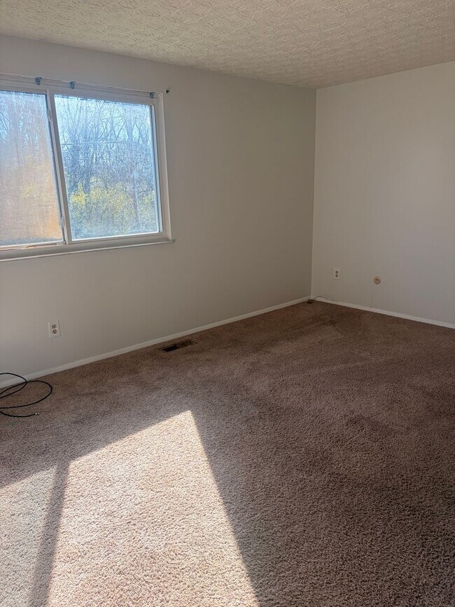 Building Photo - Spacious 3BR Bi-Level Home with 2-Car Garage in Reynoldsburg – $1,850/mo