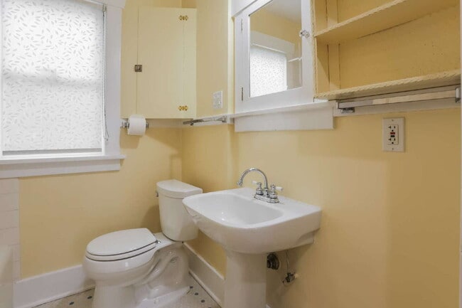 Building Photo - Charming 4-bedroom 3 bath Craftsman Home with Basement ADU for Rent