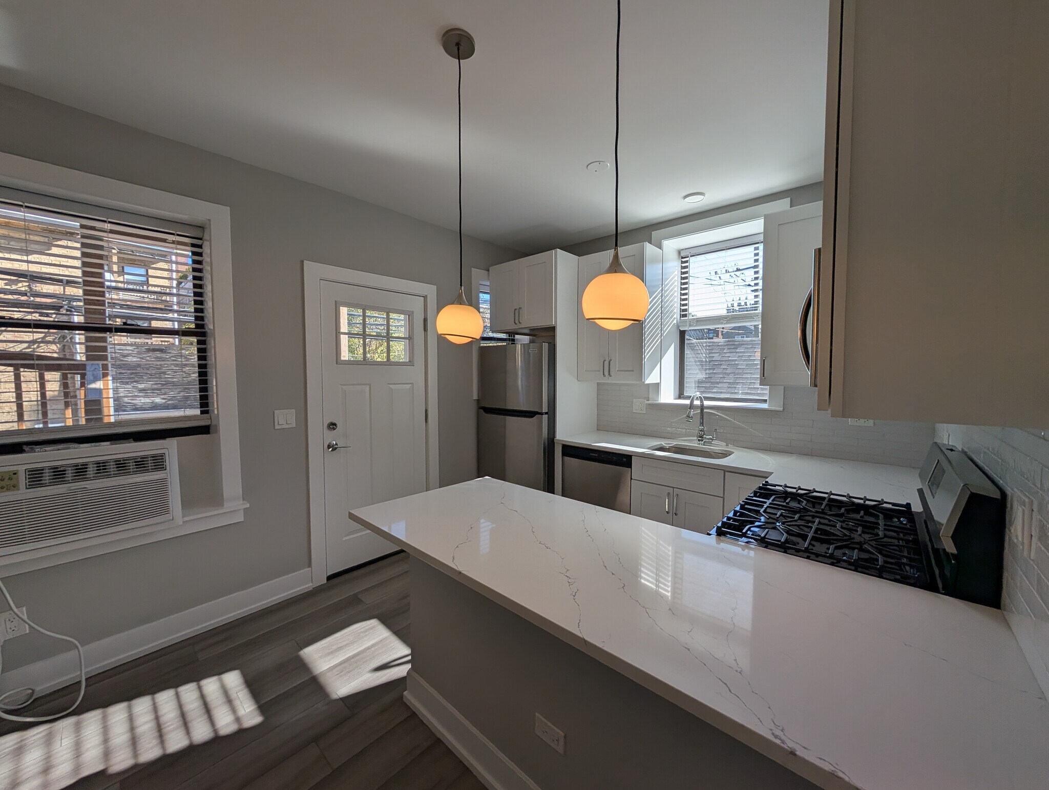 Building Photo - 3935 N Janssen Ave