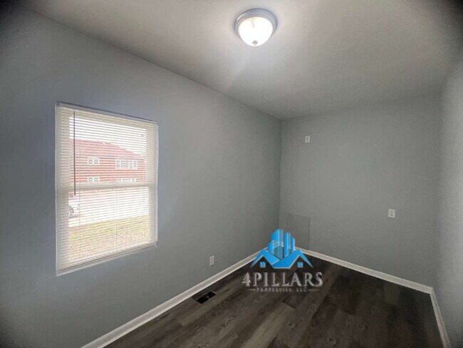 Building Photo - 3904 Deodar St