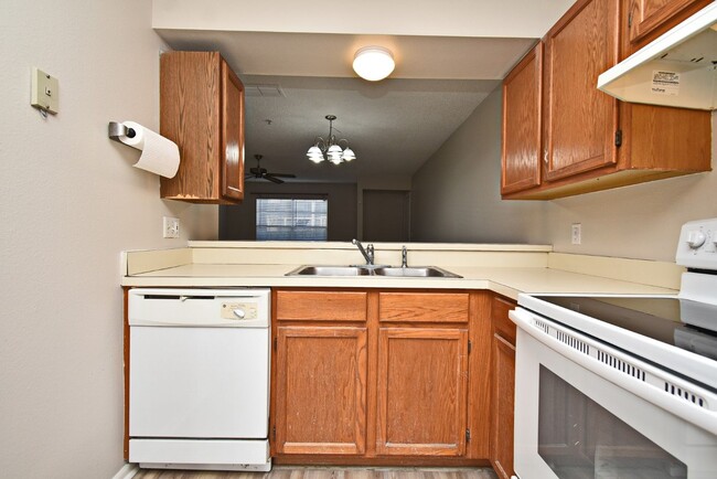 Building Photo - Spacious 2 bedroom 2 bath condo practicall...