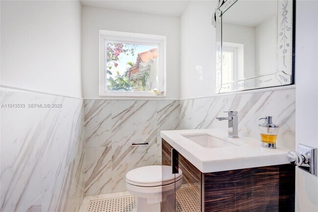 Building Photo - 5800 La Gorce Dr