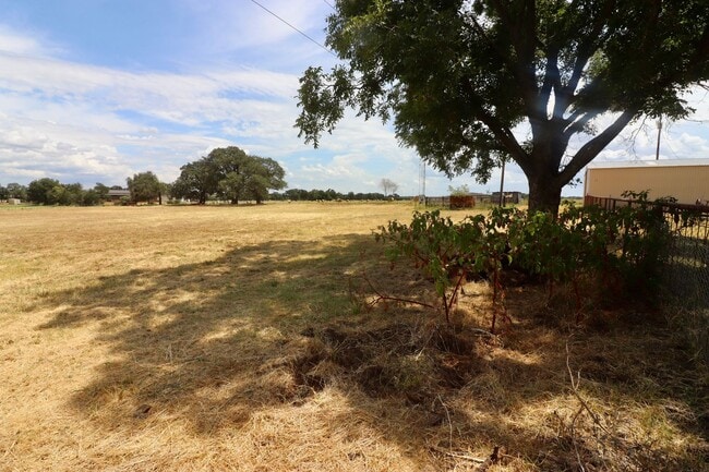 Building Photo - FOR LEASE in Brock ISD!! Updated 3 BR - 2 ...