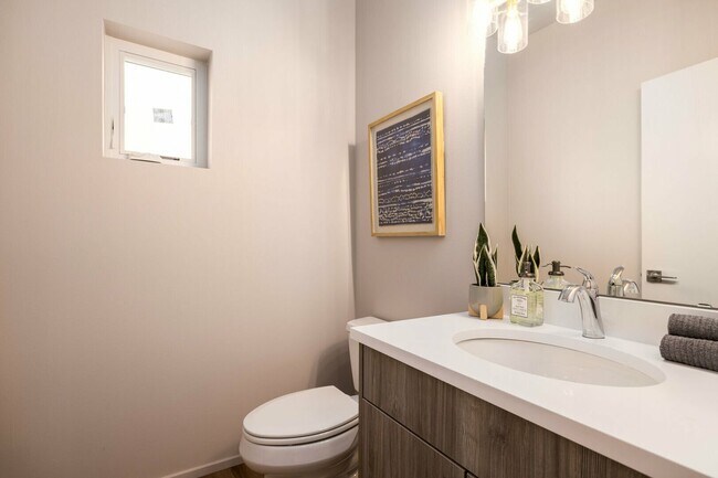 Building Photo - 904 21st St