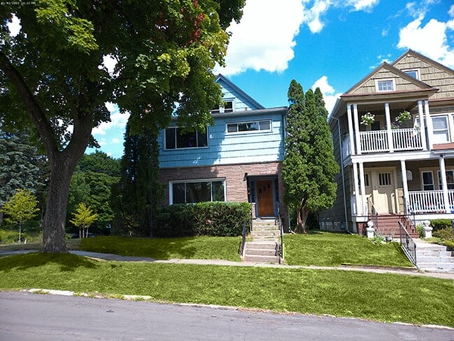 Building Photo - Apartment with Hardwood Floors Near Food C...
