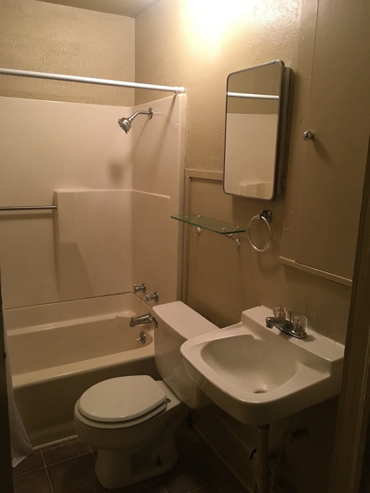 Big shower tub - 208 Muller St