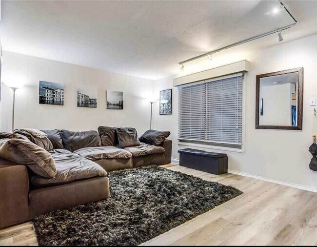 Building Photo - 505 W 7th St