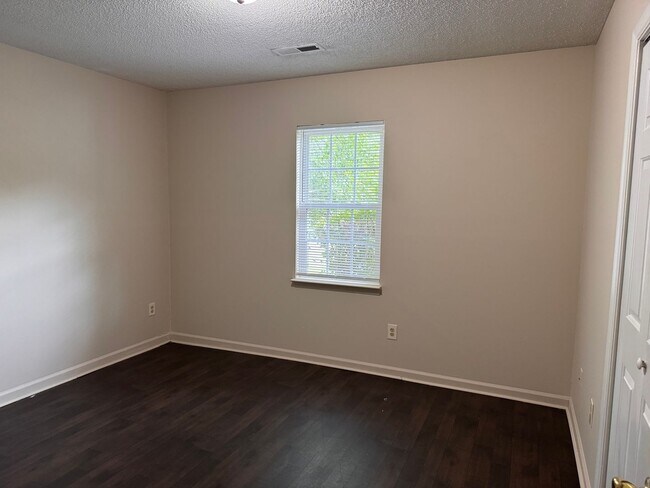 Building Photo - 2024