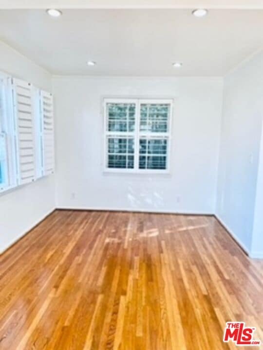 Building Photo - 1256 Devon Ave