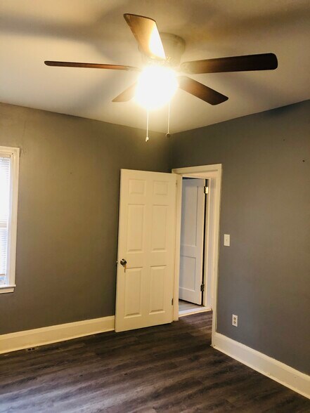 Building Photo - 2922 E Cold Spring Ln