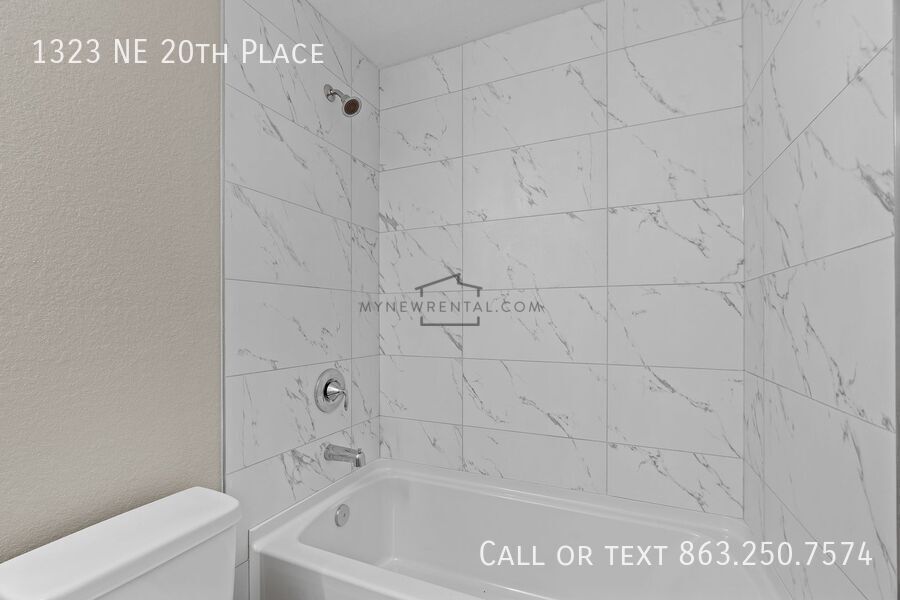 Building Photo - 1323 NE 20th Pl