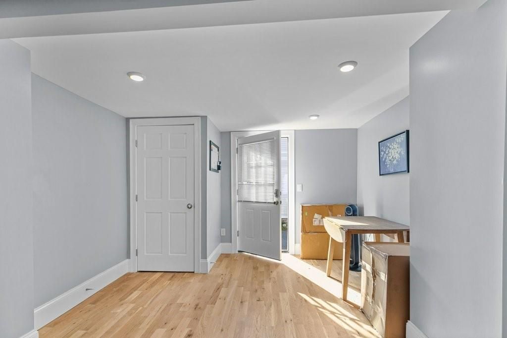 Building Photo - 382 Spring St