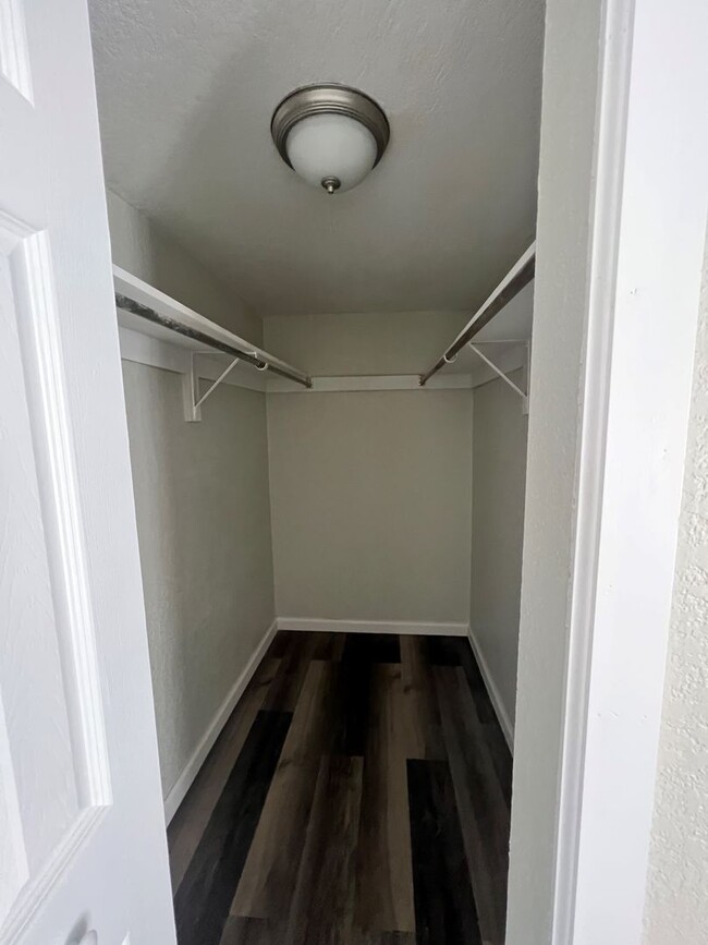 Building Photo - Fully Remodeled 1 Bedroom Condo in 55+ Com...