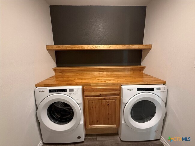 Building Photo - 3884 Lorenzen Ct