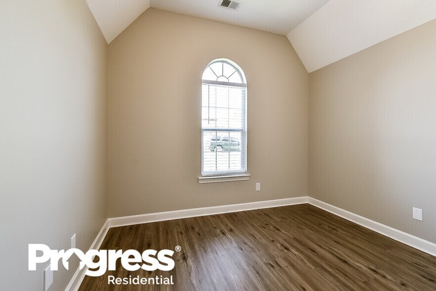 Building Photo - 6304 Kingsview Dr