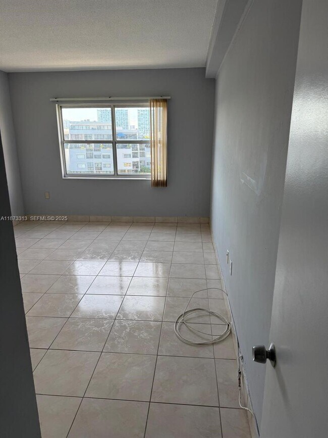 Building Photo - 400 Kings Point Dr