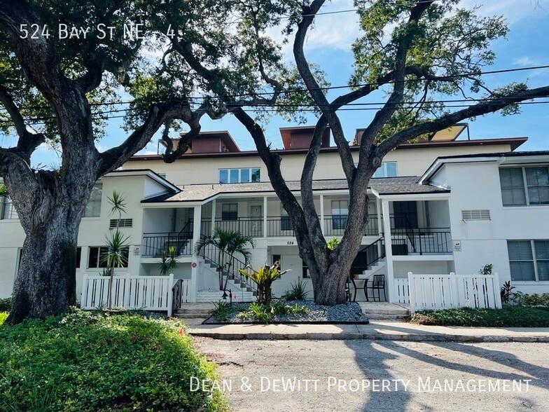 Building Photo - 2 Bed/1 Bath - Unit 4