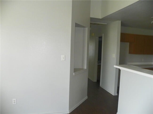 Building Photo - 2221 Creekside Ln