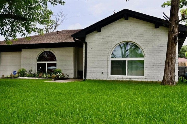 Primary Photo - 11827 McLain Blvd