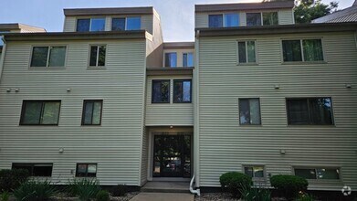 Building Photo - 2 Bedroom Condo in Colony West - Available...
