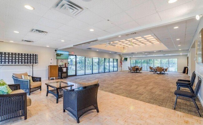 Building Photo - 18081 SE Country Club Dr