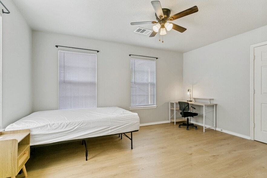 Building Photo - 107 S Crawford St