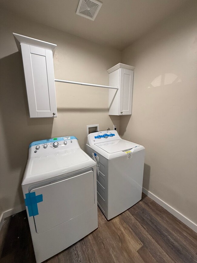 Building Photo - Gorgeous 2 Bedroom/1 Bathroom Home