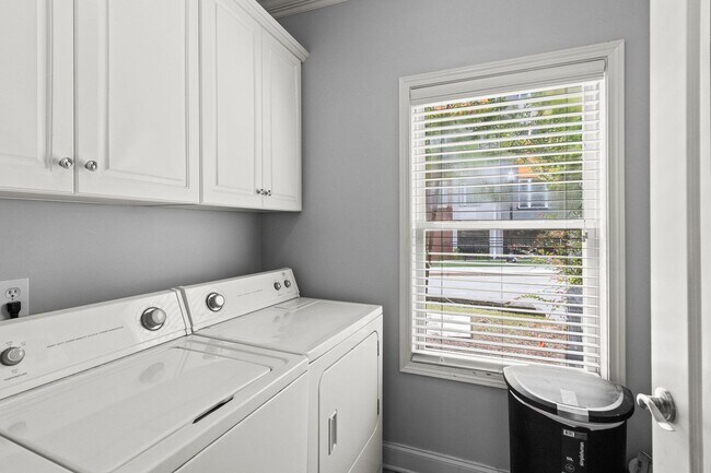 Building Photo - Fall 2026 Upscale 2 Bedroom Condo @ Plainsview Condominiums