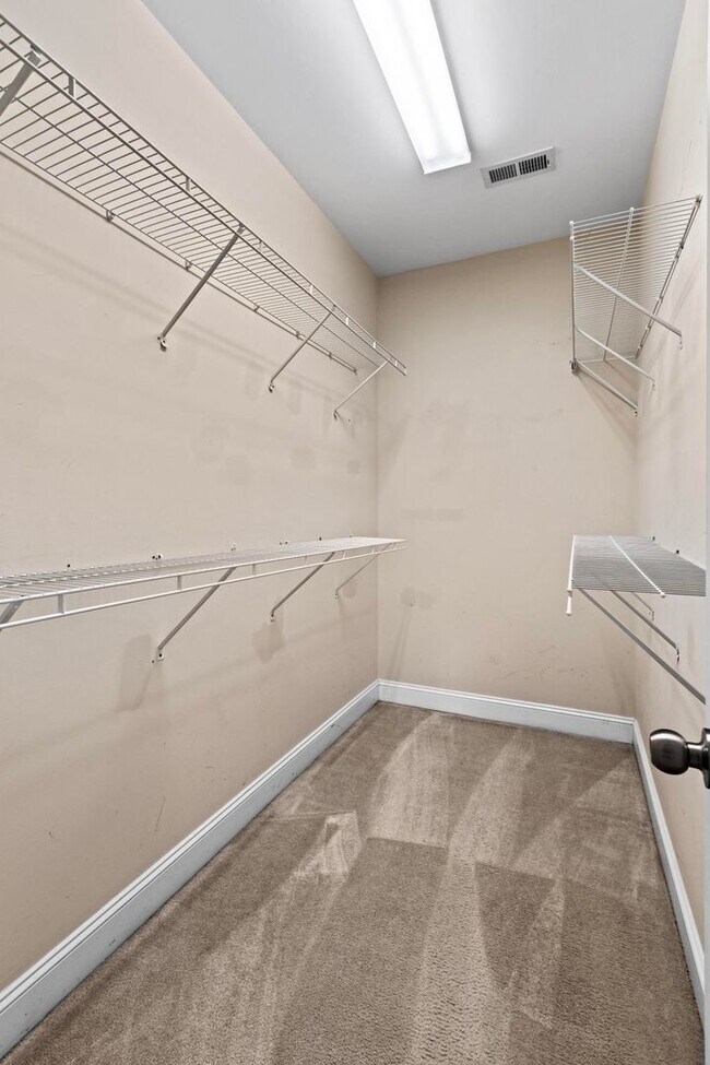 Building Photo - 3 bedroom Ranch Available Now!