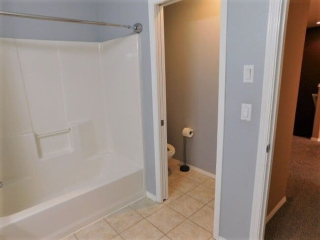 Building Photo - 4Bd/2.5Ba Two Story House - Available to View!