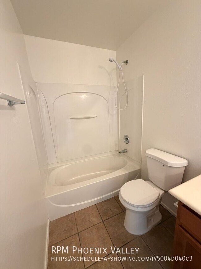 Building Photo - 422 E Saddle Way