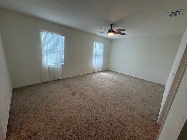 Building Photo - 4 Bed 2.5 Bath Mt Dora Home - Solar Energy!