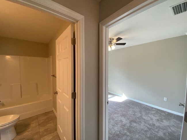 Building Photo - Desirable SE Ocala neighborhood 3/2/2 ** Wont Last**