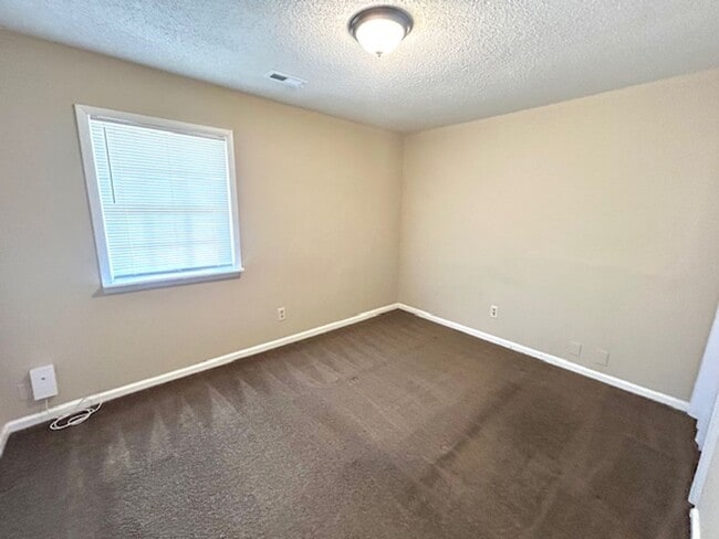 Building Photo - THREE BEDROOM HOME - CLOSE TO ALABAMA A&M