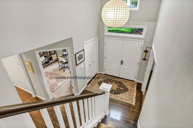 Building Photo - Lake Oswego Perfection